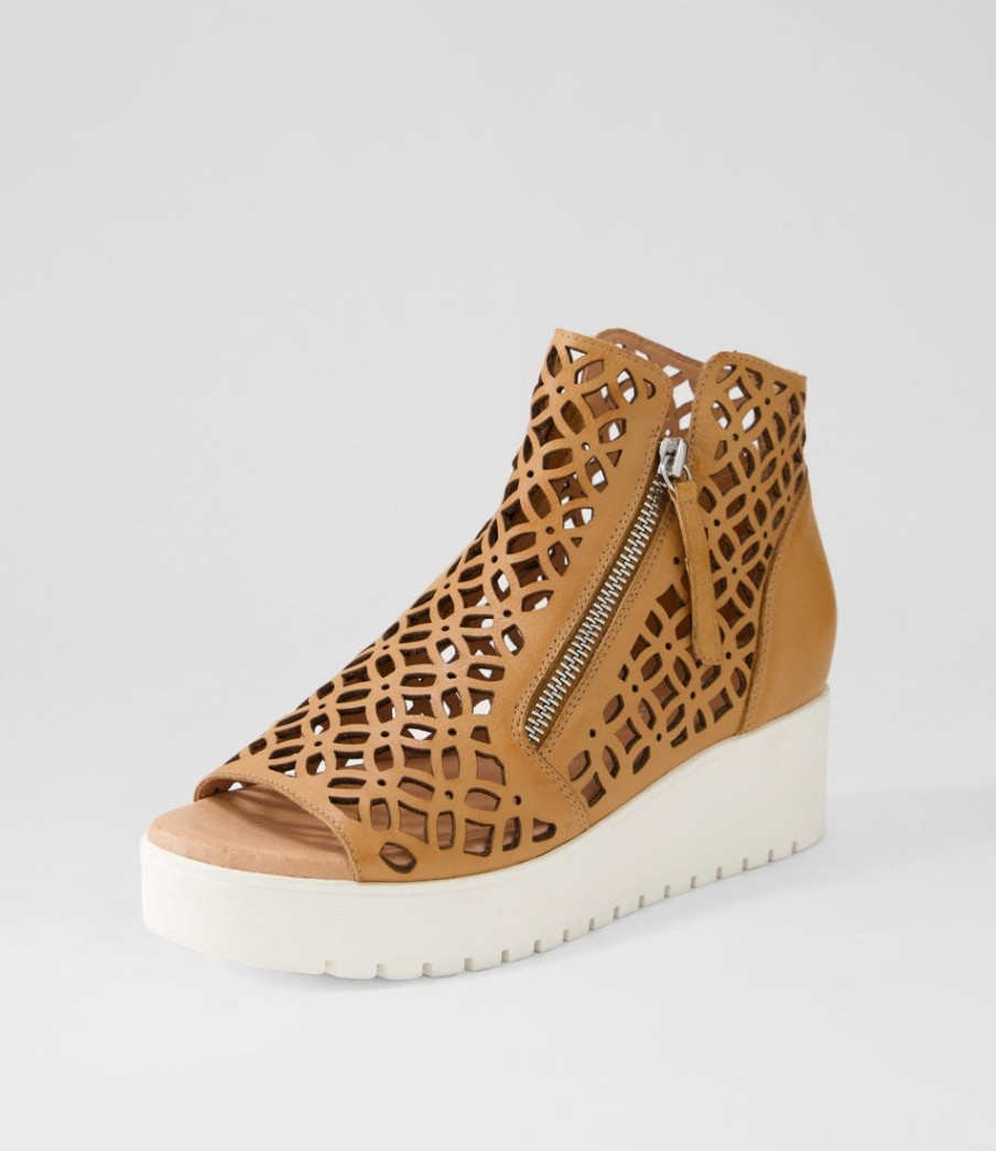 DJANGO & JULIETTE Olizzi Dark Tan White Leather Sandals | Wedges